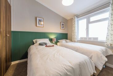 هتل Brackenborough Lakes Resort