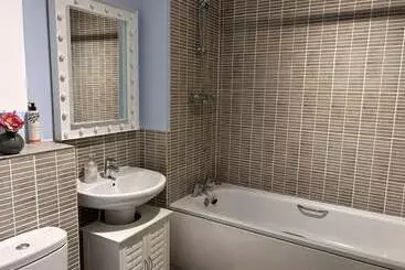 Residenssi 2 Bed End Terrace M4 M25 Heathrow Windsor & London