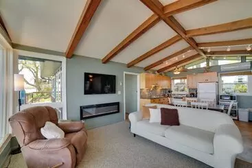 コテージ Dreamy Lake Poinsett Cabin W/ Deck, Dock & Views!