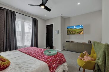 The Bentley Hotel   Andy Worhol Room   Hill Country View