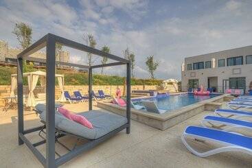 The Bentley Hotel   Andy Worhol Room   Hill Country View