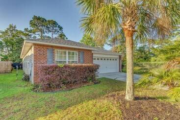 Dom wiejski Navarre Home W/ Furnished Patio < 2 Mi To Beach!