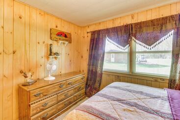 بيت ريفى Private Lakefront Emily Home W/ Yard & Fire Pit!