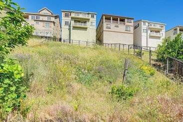 کلبه Spacious Bay Point Family Home W/ Private Yard!