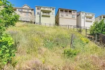 Mökkimajoitus Spacious Bay Point Family Home W/ Private Yard!