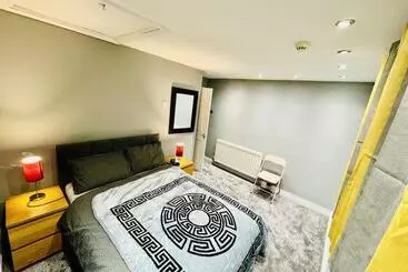 اقامتگاه 4 Bedrooms Full House Stourbridge Birmingham