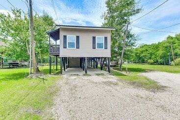 Hus på landet Riverfront Springfield Home W/ Scenic Deck & Dock!