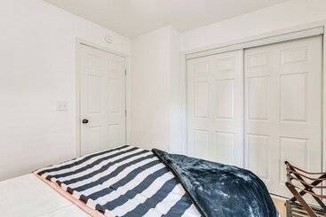 بيت ريفى Riverfront Springfield Home W/ Scenic Deck & Dock!