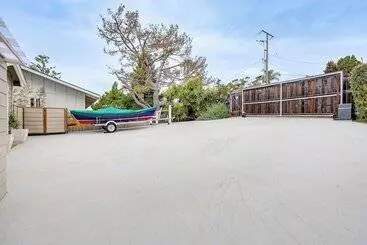 Mökkimajoitus Summerland Home W/ Beach Supplies: Walk To Beach!