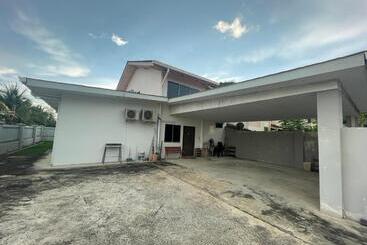 Pensjonat Labuan Cozy Club House