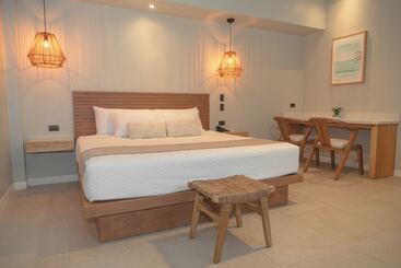 Mirasurf Hotel & Waves