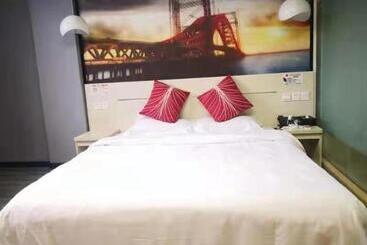 Thank Hotel Guizhou Longli County Lanban Street Pedestrian Street