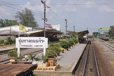 ホテル Chainarong Road