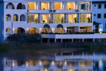 Szálló House & White Lakeside Lodge