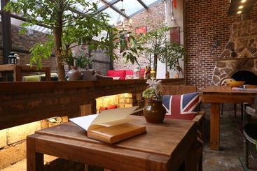 Chengdu Dreams Travel International Youth Hostel