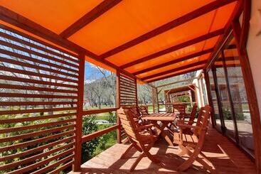 هتل Mobile Homes Camp Galeb