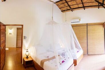 Hotel Anurak Community Lodge