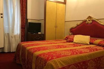 هتل Residenza Ruga Giuffa