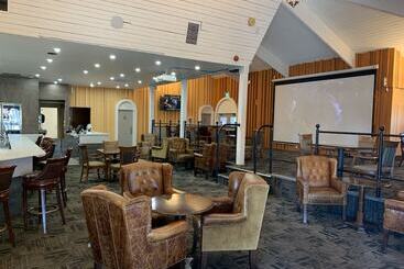 فندق على الطريق Medicine Hat Inn & Suites