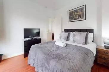 Residenssi Dagenham   4 Beds   Sleeps 8   Wifi