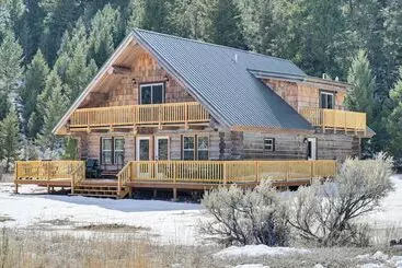 Mökkimajoitus Riverfront Montana Log Cabin W/ Mountain Views!