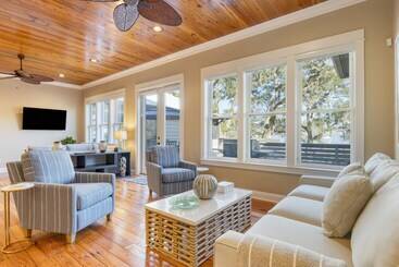 Сельский дом Blackwater Bay Hideaway By Avantstay Waterfront, Pool, Dock, Hot Tub