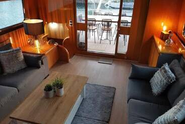 Attractive Yacht With Roof Terrace