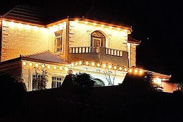 پانسیون شاليه سطح القمر