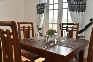 פנסיון Shiny Cot Double Twin Room