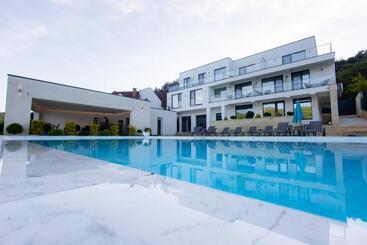 Pensione Yrys House   Adults Only