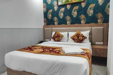 Hotel Decent Aerocity   Mahipalpur, Delhi Airport