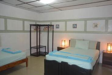 ユースホステル Dim S Hostal