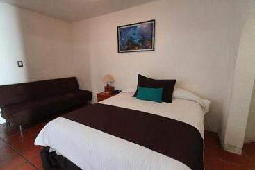 Hill House Mazatlan   Bed & Breakfast