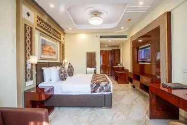 Hotelli The Avenue Grand