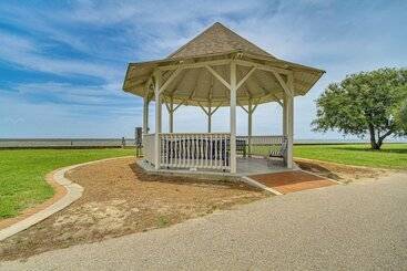 Vakantiehuisje Eclectic Mandeville Home: Walk To Lakefront Park