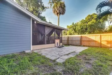 Mökkimajoitus Pet Friendly Tampa Bay Getaway: Walk To The Water!