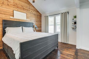 بيت ريفى Fire Pit & Yard: Dog Friendly Spicewood Home