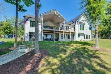 コテージ Waterfront Lake Norman Paradise: Dock, Game Room!