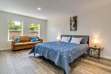 コテージ Charming Westport Abode W/ Hot Tub, Deck & Yard!