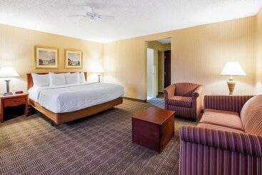 Отель Norwood Inn And Suites Detroit