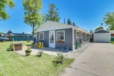 Houghton Lake Cottage W/ Patio: Walk To Waterfront