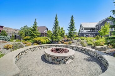 Cabane Hot Tub & Lake Views: Lake Chelan Lookout Home!