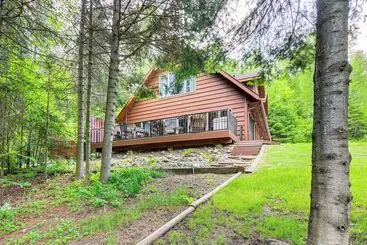 Mökkimajoitus Lakefront Tower Home W/ Shared Dock!