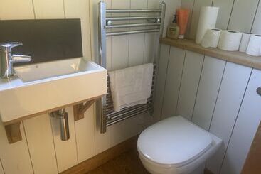 Сельский дом Cozy Cabin Retreat In Bedford