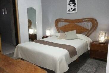 تختخواب و صبحانه Hostal Plaza