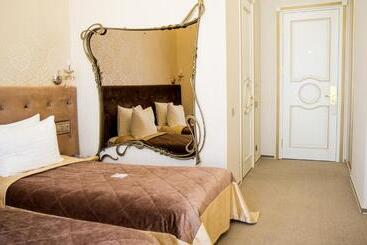 Boutique Spa Casino Hotel Lybid Plaza