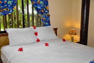 هتل West Bay Lodge And Spa