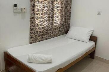 בית מלון כפרי No Name Beach Resort