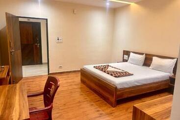 Отель Sv Banquets And Luxury Rooms