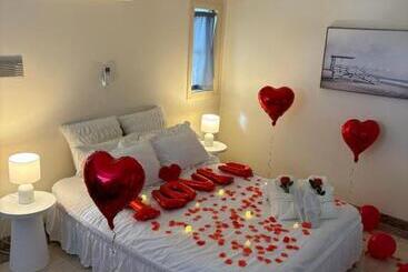 Отель The Red Rose Retreat